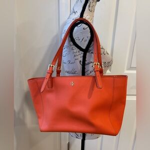 Tory Burch York Small Buckle Tote bag in orange Saffiano leather